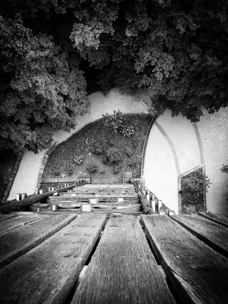 Blick vom Goetheturm nach unten auf die Wege und Grünanlagen vor dem Turm